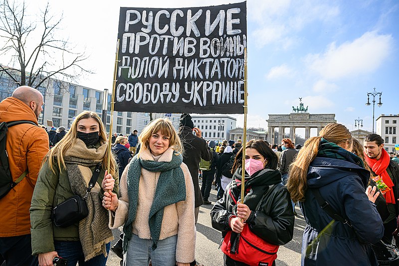 Russische Frauen protestieren gegen den Krieg in der Ukraine, Brandenburger Tor, Berlin, 27.02.22
