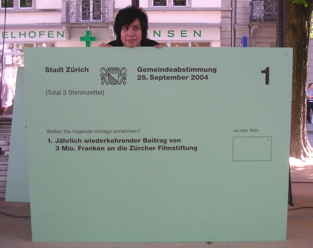 Die Schweizer stimmen regelmäßig auch über kleiner Fragen ab. Dieses Foto zeigt einen vergrösserten Stimmzettel von 2004, bei dem es um einen jährlichen Zuschuss für die Zürcher Filmstiftung ging. Foto: Haemmerli