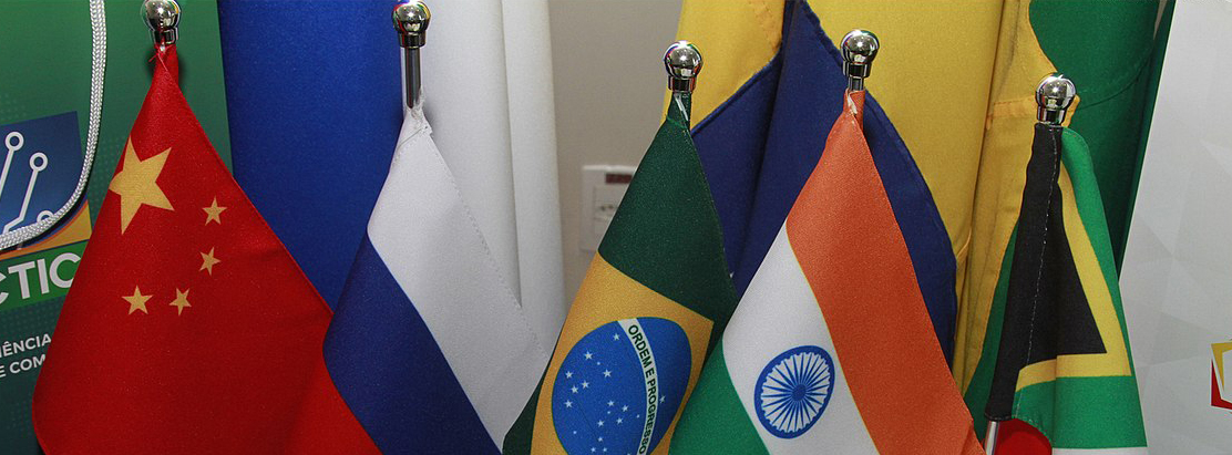 Flaggen der fünf BRICS-Staaten (China, Russland, Brasilien, Indien und Südafrika).
