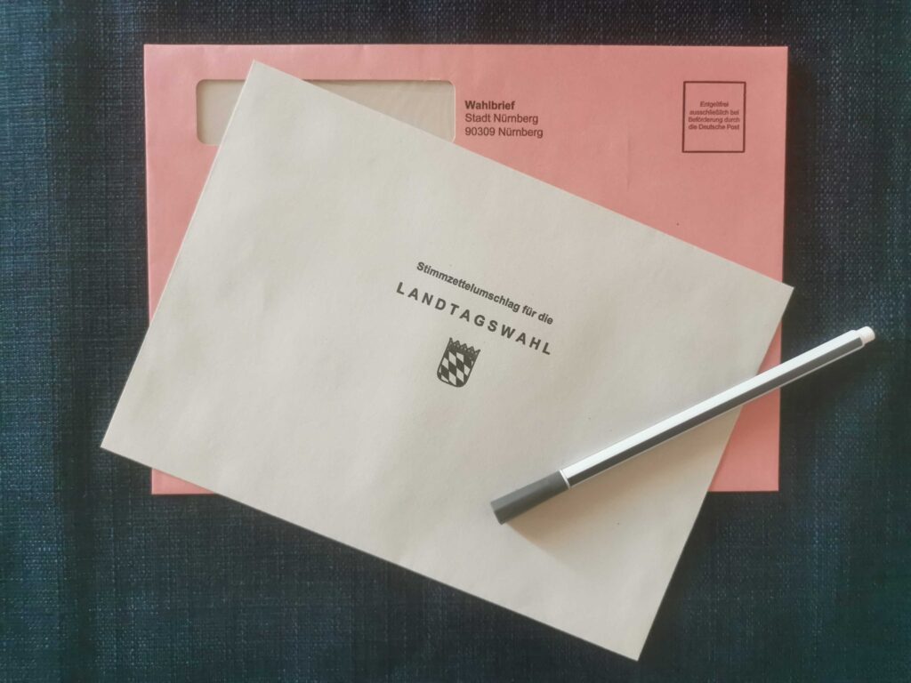Landtagswahl 2023, Briefumschläge und Stift liegen bereit.