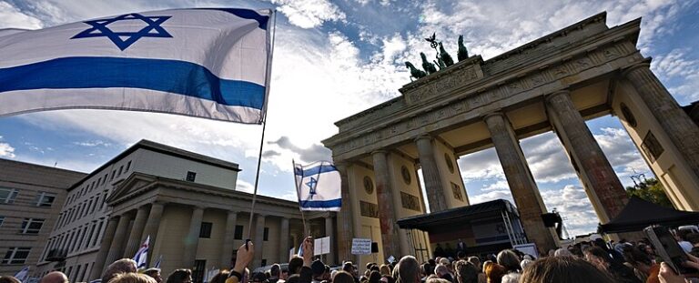 Solidaritätskundgebung auf dem Pariser Platz in Berlin am Tag nach dem Angriff der Hamas Israel. Foto: Siegfried Lenz