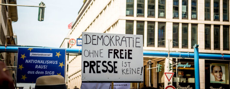 Pressefreiheit ist auch in Deutschland immer häufiger Angriffen ausgesetzt, vor allem durch Attacken aus dem rechtsextremen Lager. Foto: Sebaso / Creative Commons BY-SA 4.0